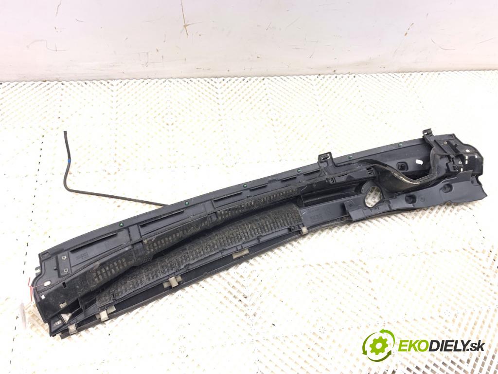 TOYOTA YARIS III liftback 2019 82 kW 1.5 (NSP131_) 1496 Torpédo, plast pod čelné okno 55781-0D400 55783-0D160 (Torpédo (plast pod čelným sklom))