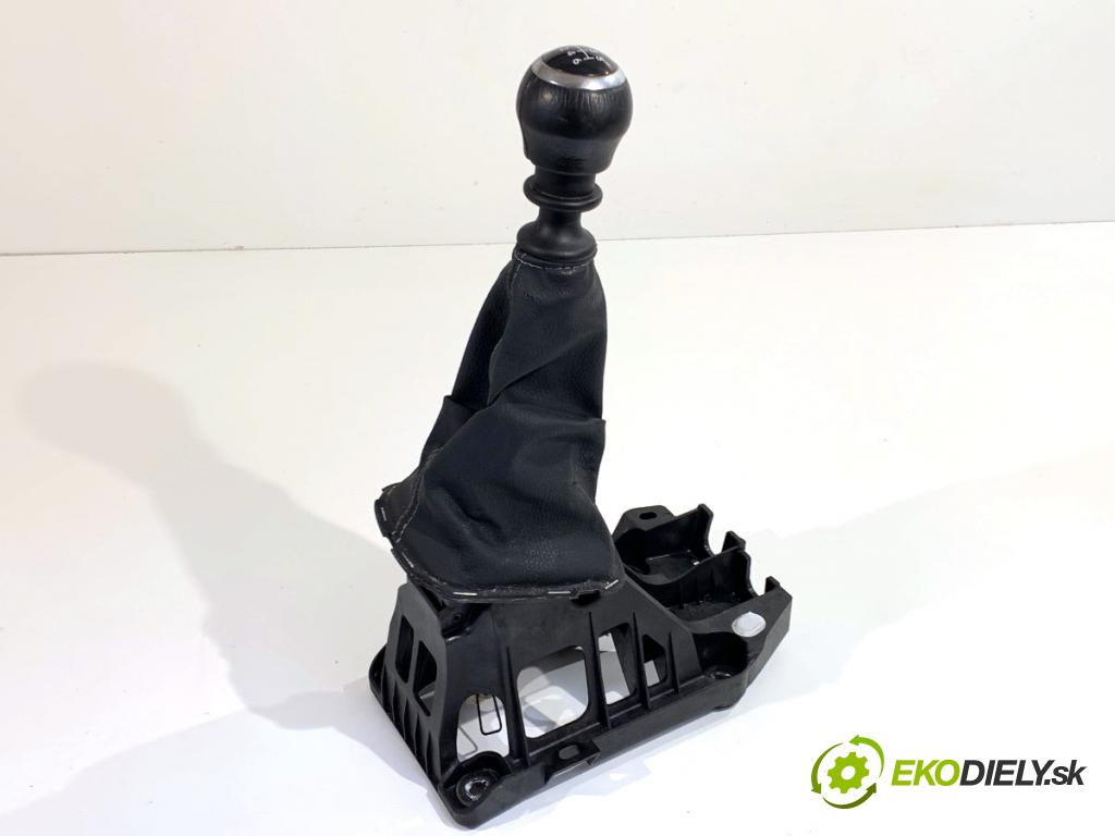 TOYOTA YARIS III liftback 2019 82 kW 1.5 (NSP131_) 1496 Kulisa 112102401 (Rýchlostná páka (kulisa))