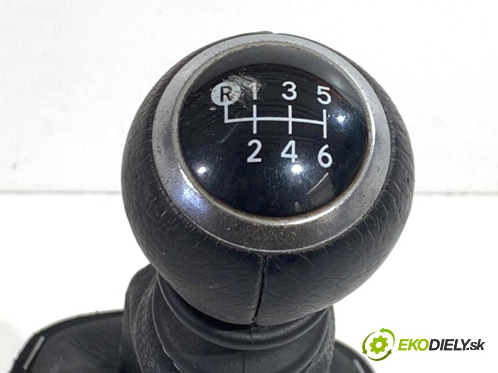 TOYOTA YARIS III liftback 2019 82 kW 1.5 (NSP131_) 1496 kulisa 112102401 (Řadicí páka (kulisa) )