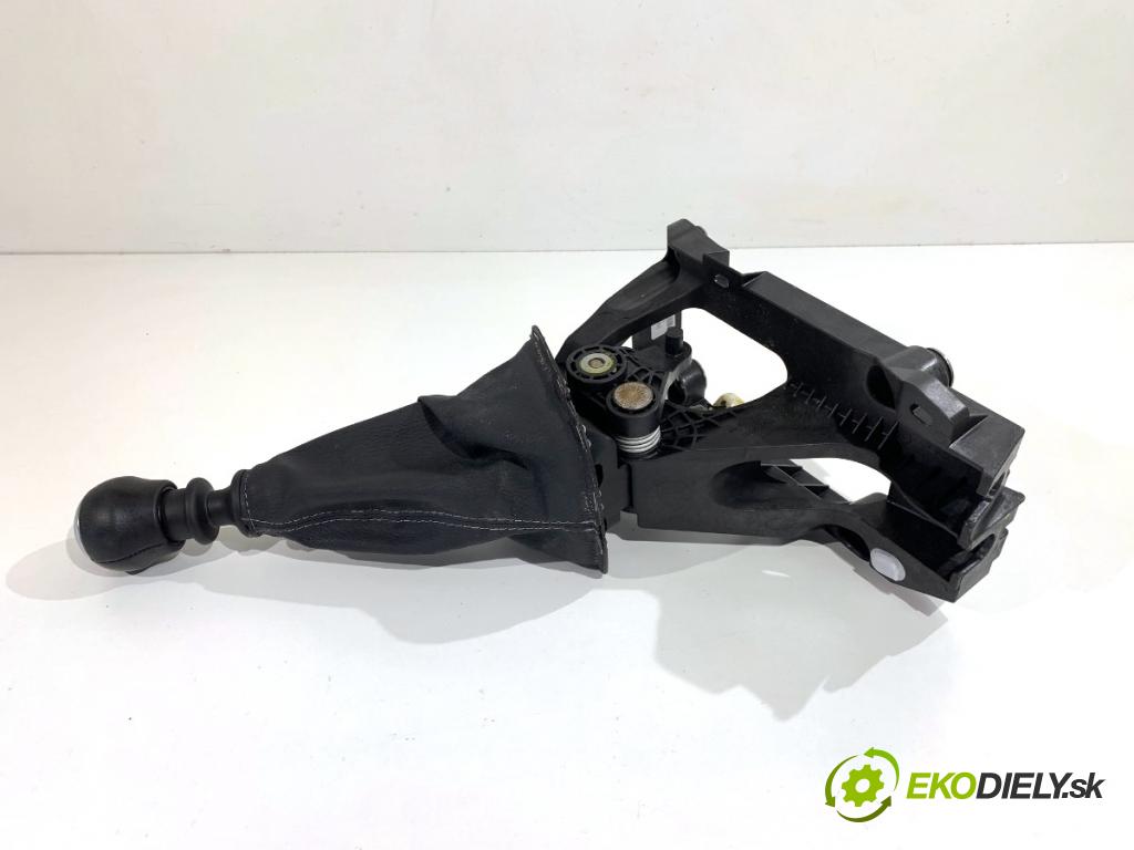 TOYOTA YARIS III liftback 2019 82 kW 1.5 (NSP131_) 1496 kulisa 112102401 (Řadicí páka (kulisa) )