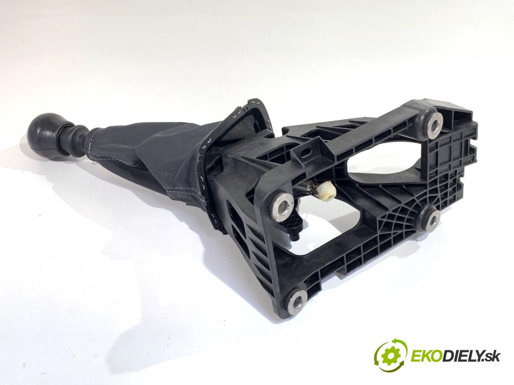 TOYOTA YARIS III liftback 2019 82 kW 1.5 (NSP131_) 1496 kulisa 112102401 (Řadicí páka (kulisa) )