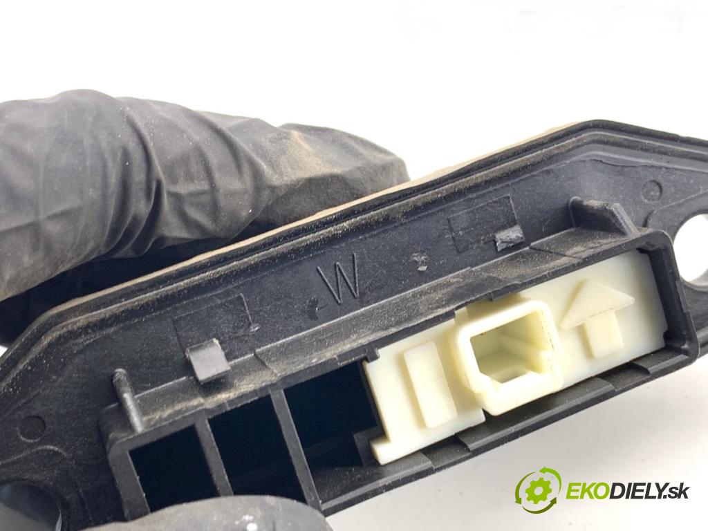 TOYOTA YARIS III liftback 2019 82 kW 1.5 (NSP131_) 1496 Kľučka dverí zad