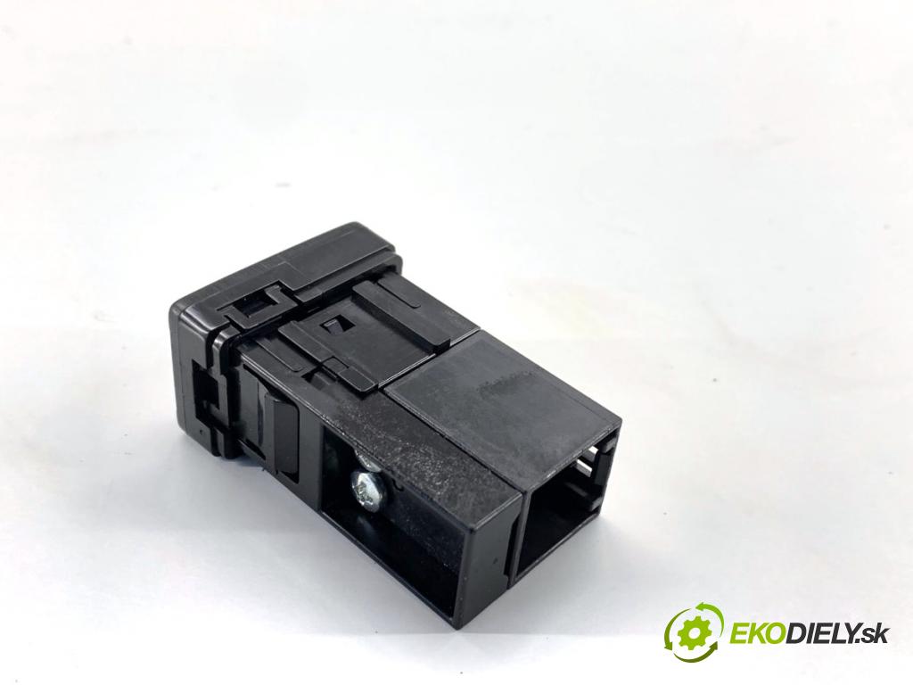 TOYOTA YARIS III liftback 2019 82 kW 1.5 (NSP131_) 1496 HNÍZDO: USB 86190-0D060