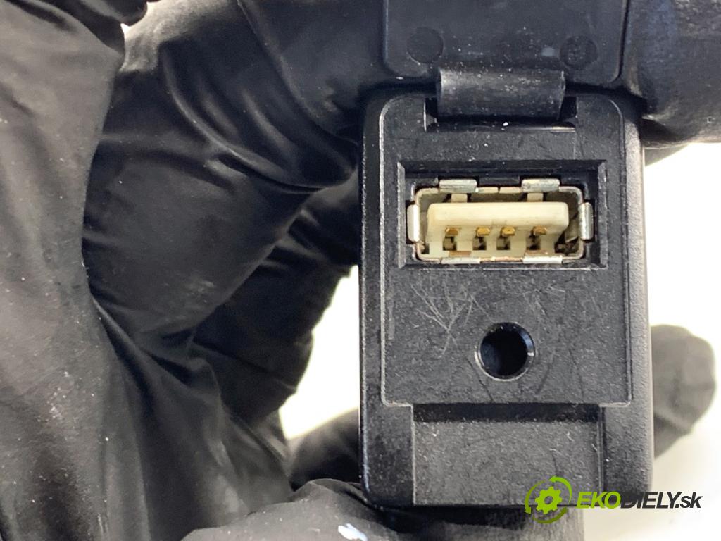 TOYOTA YARIS III liftback 2019 82 kW 1.5 (NSP131_) 1496 HNÍZDO: USB 86190-0D060