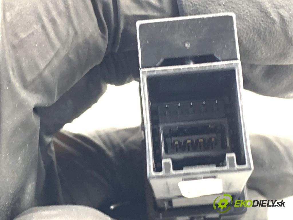 TOYOTA YARIS III liftback 2019 82 kW 1.5 (NSP131_) 1496 HNÍZDO: USB 86190-0D060