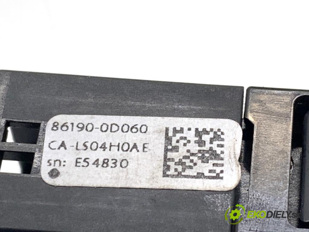 TOYOTA YARIS III liftback 2019 82 kW 1.5 (NSP131_) 1496 HNÍZDO: USB 86190-0D060