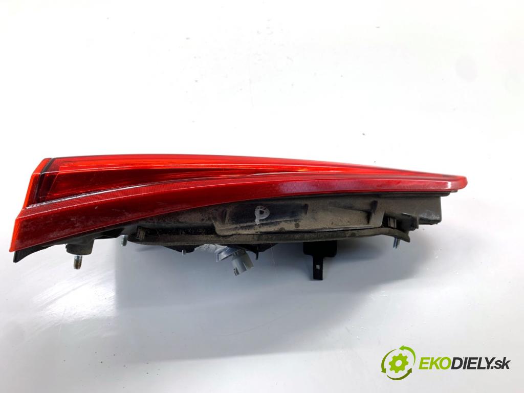 TOYOTA YARIS III liftback 2019 82 kW 1.5 (NSP131_) 1496 Svetlo zad pravá vnútorná  (Kľučka dverí ostatné)