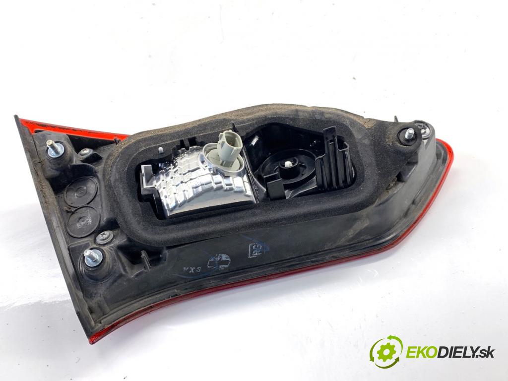 TOYOTA YARIS III liftback 2019 82 kW 1.5 (NSP131_) 1496 Svetlo zad pravá vnútorná  (Kľučka dverí ostatné)