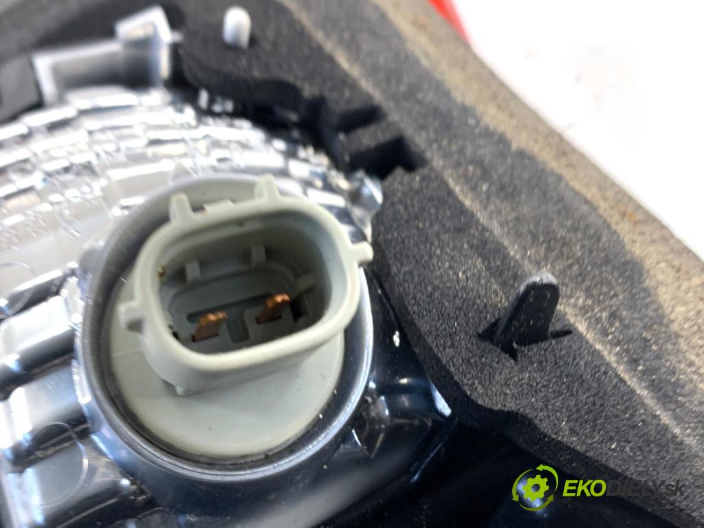 TOYOTA YARIS III liftback 2019 82 kW 1.5 (NSP131_) 1496 Svetlo zad pravá vnútorná  (Kľučka dverí ostatné)