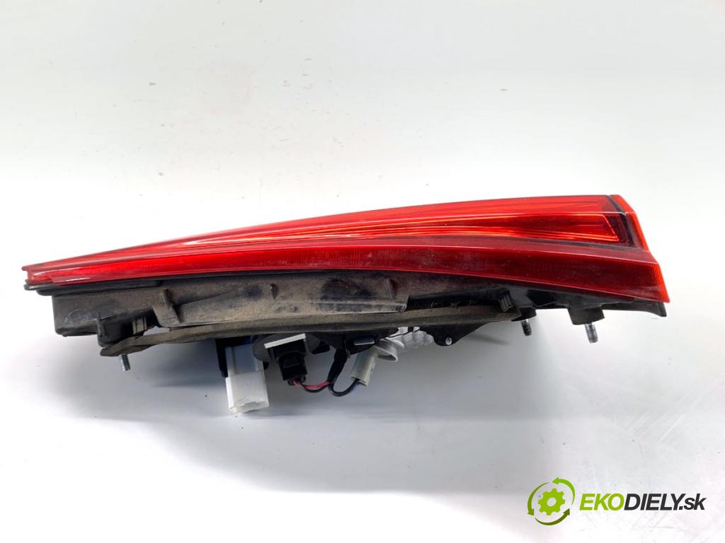 TOYOTA YARIS III liftback 2019 82 kW 1.5 (NSP131_) 1496 Svetlo zad ľavá strana vnútorná  (Kľučka dverí ostatné)