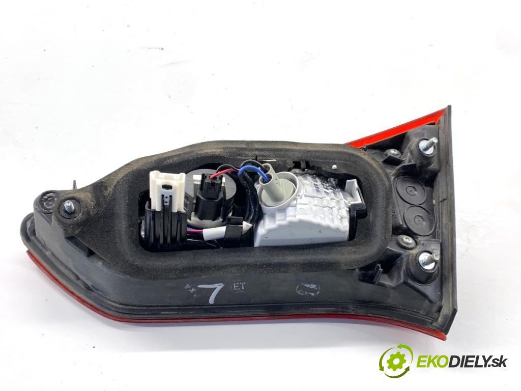 TOYOTA YARIS III liftback 2019 82 kW 1.5 (NSP131_) 1496 Svetlo zad ľavá strana vnútorná  (Kľučka dverí ostatné)