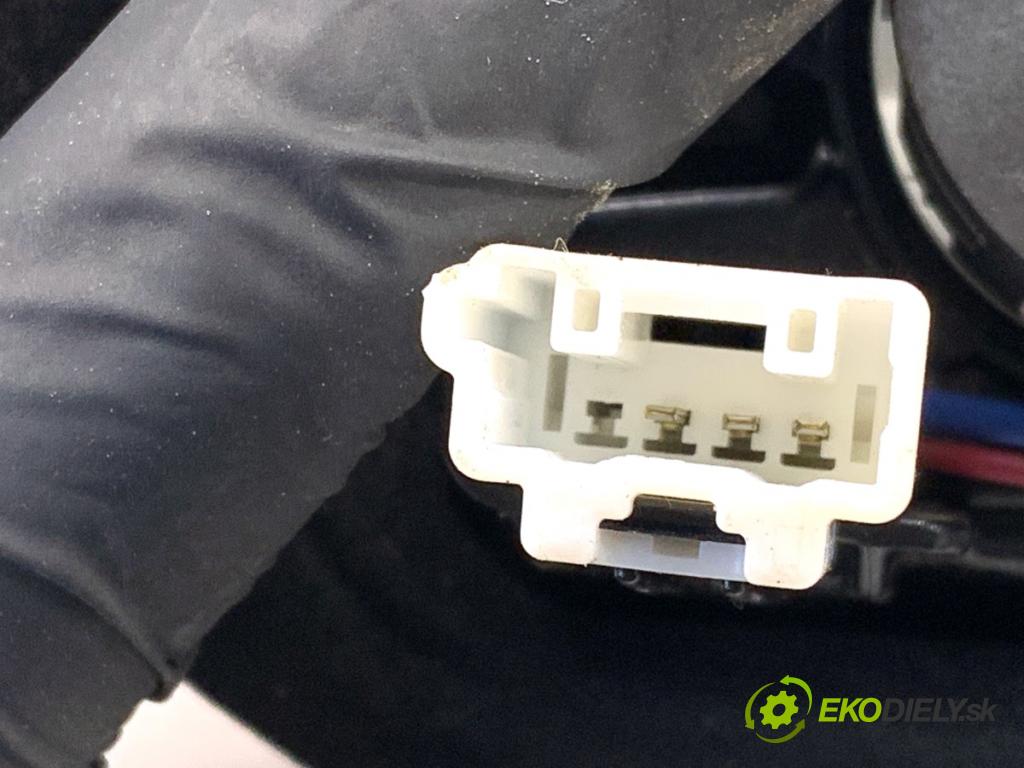 TOYOTA YARIS III liftback 2019 82 kW 1.5 (NSP131_) 1496 Svetlo zad ľavá strana vnútorná  (Kľučka dverí ostatné)