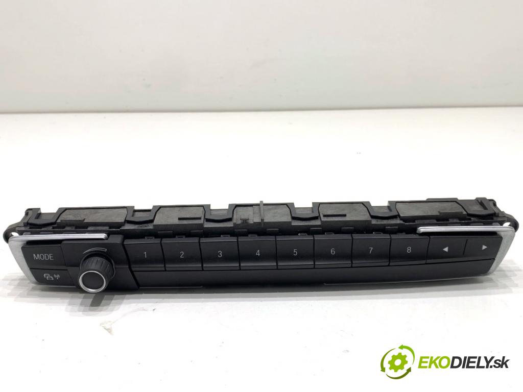BMW F31 Kombi 2019 110 kW 318 d 1995 Panel ovládania radia 6832884 (Prepínacie páčky pod volantom)