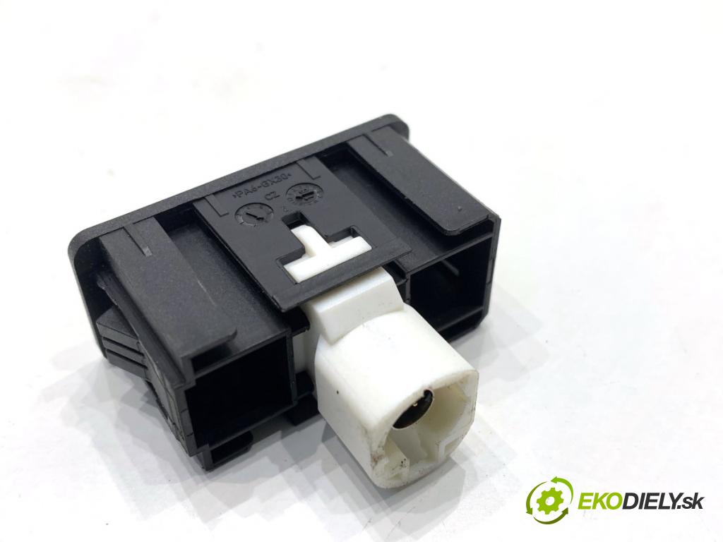 BMW F31 Kombi 2019 110 kW 318 d 1995 HNÍZDO: USB 9230248