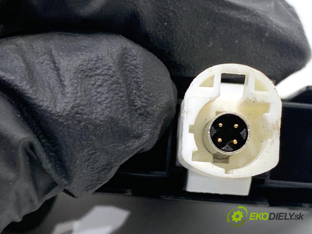 BMW F31 Kombi 2019 110 kW 318 d 1995 HNÍZDO: USB 9230248