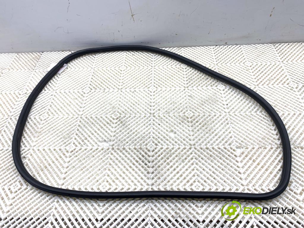 BMW F31 Kombi 2019 110 kW 318 d 1995 těsnění dveře přední část levá strana 