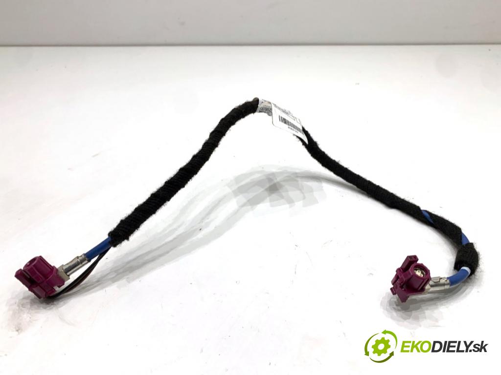 BMW F31 Kombi 2019 110 kW 318 d 1995 Rúrka DISPLEJ navigácie 8795212