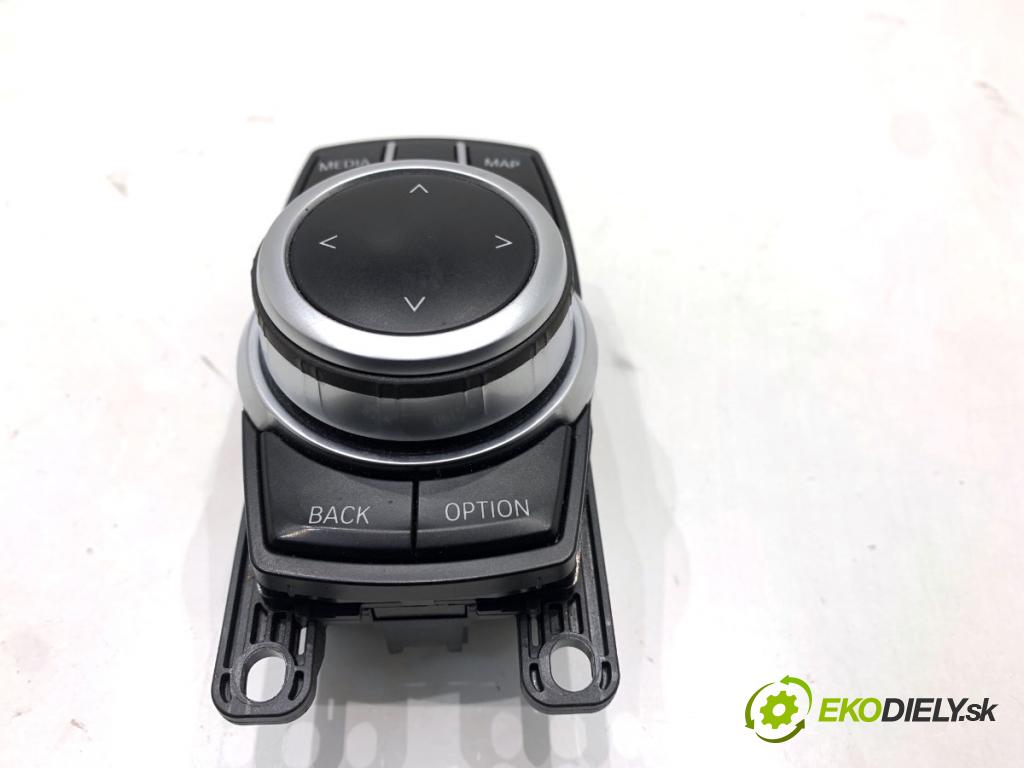BMW F31 Kombi 2019 110 kW 318 d 1995 Panel ovládania radia 9490067 (Prepínacie páčky pod volantom)