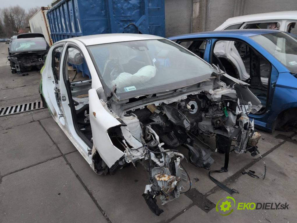 TOYOTA YARIS III liftback 2019 82 kW 1.5 (NSP131_) 1496 karoséria ČTVRŤÁK: Blatník prah strecha PODŁUŻNICA 