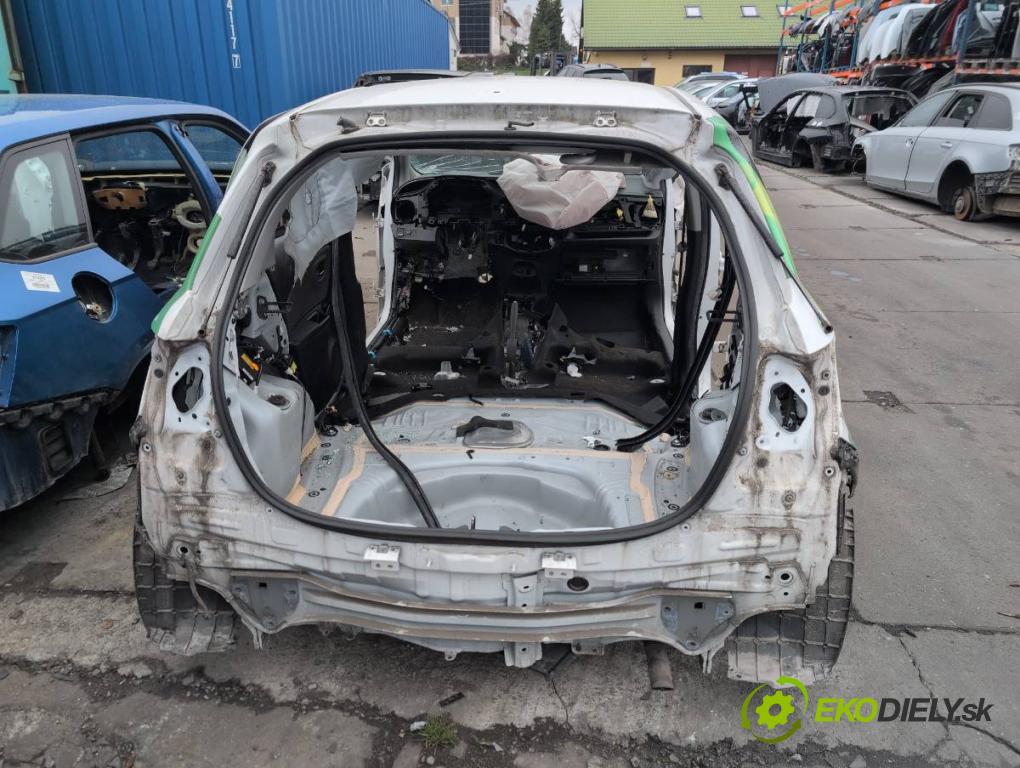 TOYOTA YARIS III liftback 2019 82 kW 1.5 (NSP131_) 1496 KAROSERIA ČTVRŤÁK blatník práh střecha PODŁUŻNICA