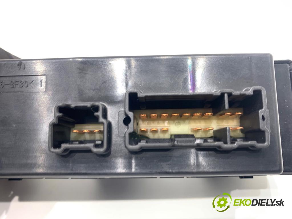 NISSAN QASHQAI J11 SUV 2014 96 kW 1.6 dCi 1598 Prepínač okien  (Prepínacie páčky pod volantom)