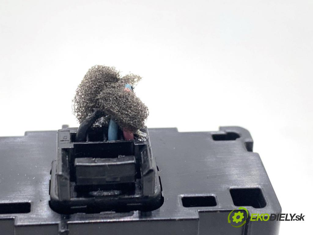 SUZUKI SWIFT VI liftback 2024 61 kW 1.2 VVT Hybrid (ZCEDS, AOL312) 1197 HNÍZDO: USB 39470-80P00