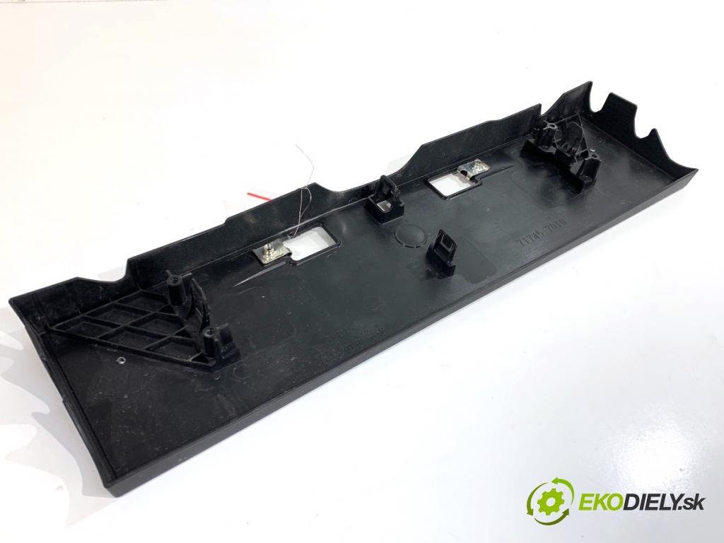 SUZUKI SWIFT VI liftback 2024 61 kW 1.2 VVT Hybrid (ZCEDS, AOL312) 1197 PODLOŽKA pod tabule zadní část 71745-70T0