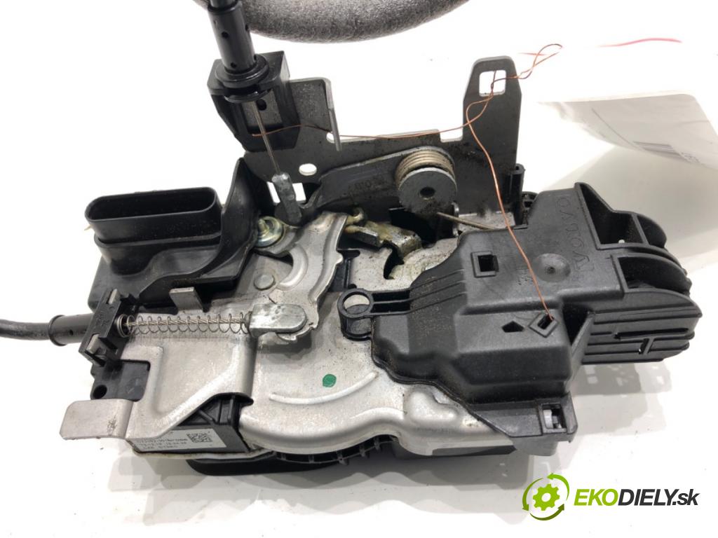 VOLVO XC60 II SUV 2020 173 kW B5 Mild-Hybrid AWD 1969 zámok Dvere pravy predný 31462456