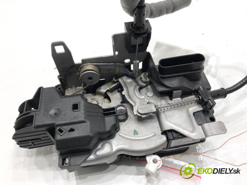 VOLVO XC60 II SUV 2020 173 kW B5 Mild-Hybrid AWD 1969 zámok Dvere ľavy predný 31349894