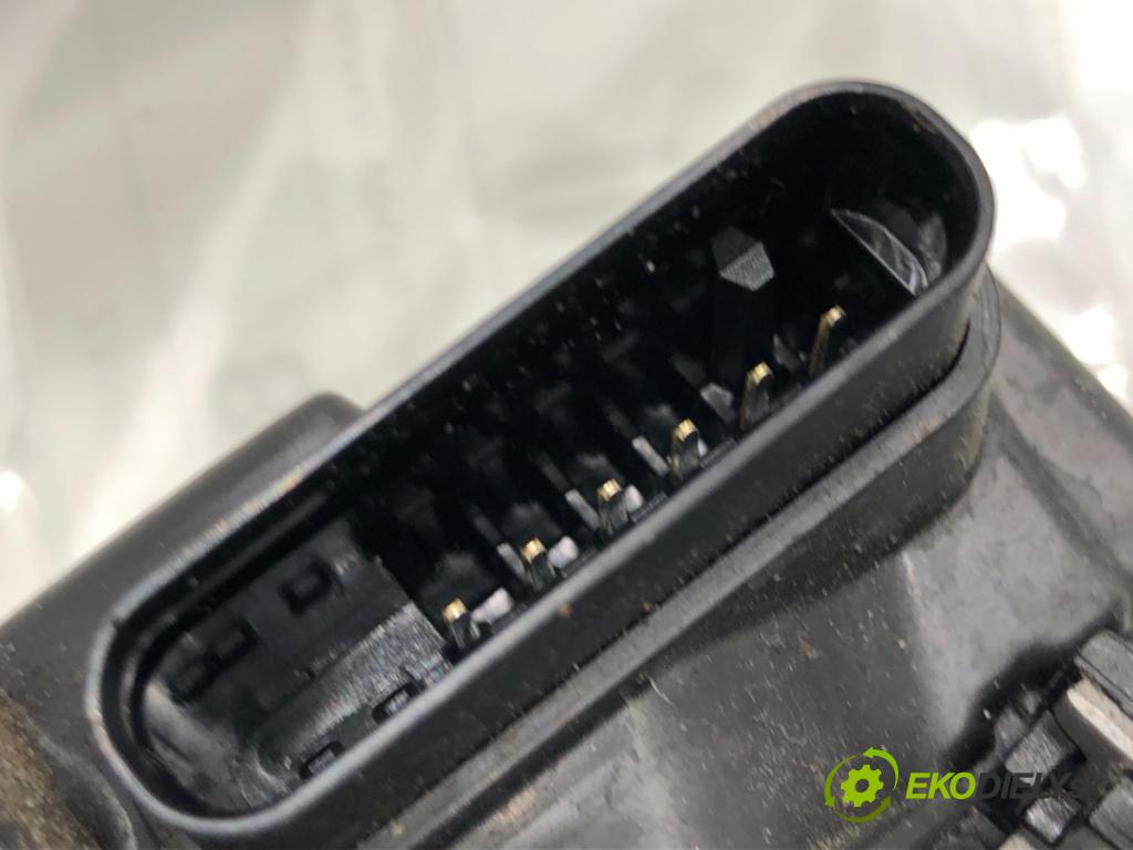 VOLVO XC60 II SUV 2020 173 kW B5 Mild-Hybrid AWD 1969 zámok Dvere ľavy predný 31349894