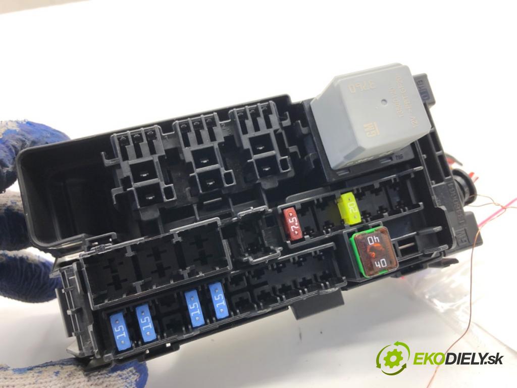 OPEL INSIGNIA B Kombi 2021 128 kW 2.0 CDTi (35) 1995 skříňka poistková 13460664 (Pojistková skříňka)