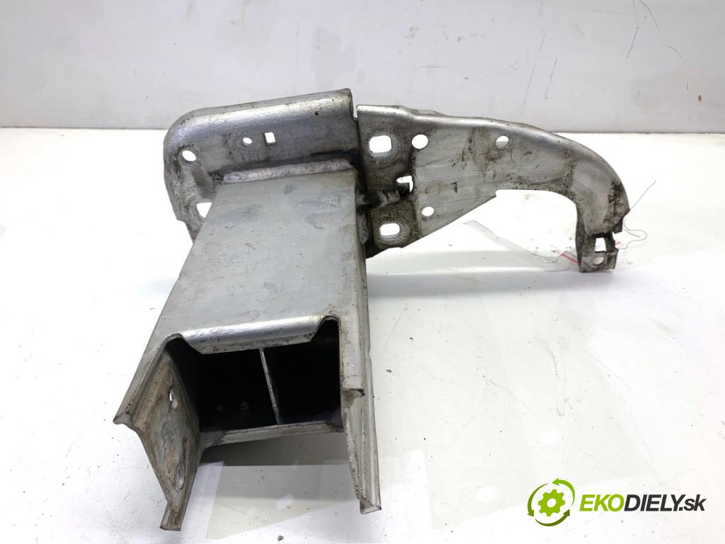 AUDI A6 C7 Kombi 2012 120 kW 2.0 TDI 1968 držák mačkání přední část levá strana 4G0807133F