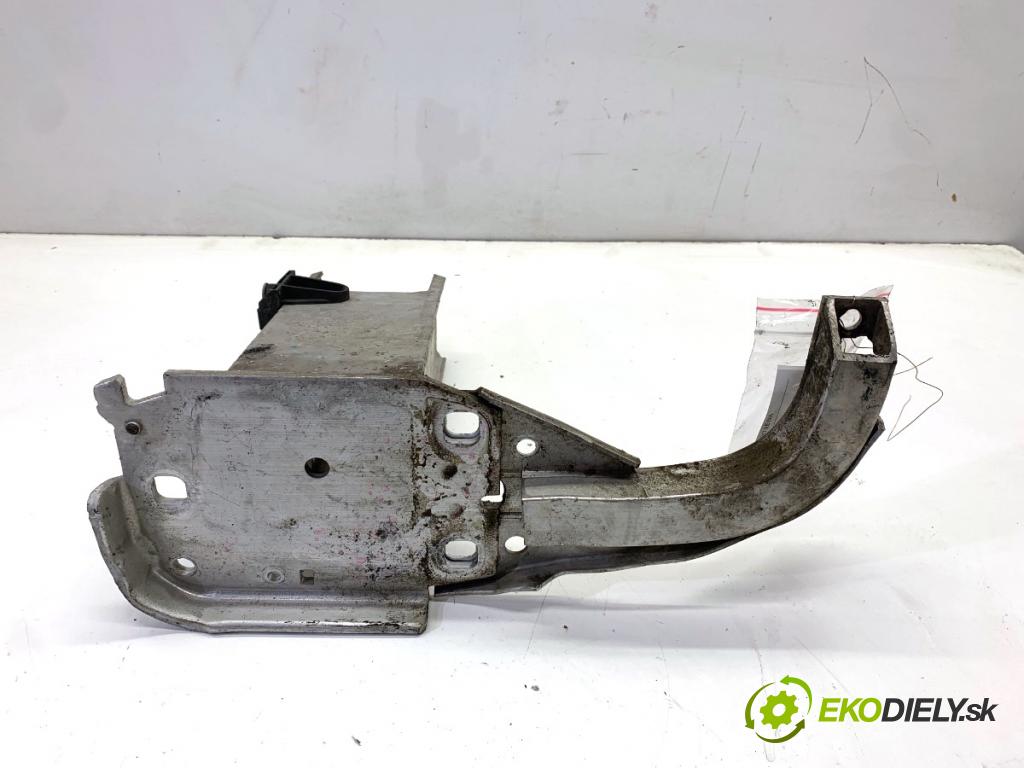 AUDI A6 C7 Kombi 2012 120 kW 2.0 TDI 1968 držák mačkání přední část levá strana 4G0807133F