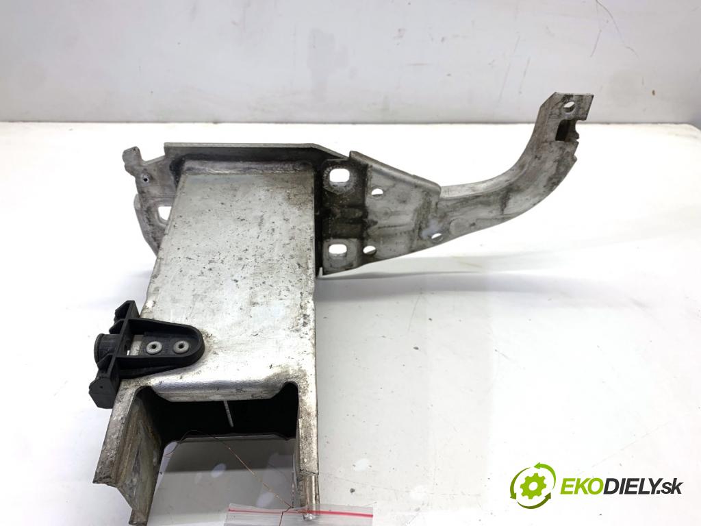 AUDI A6 C7 Kombi 2012 120 kW 2.0 TDI 1968 držák mačkání přední část pravá 4G0807134F