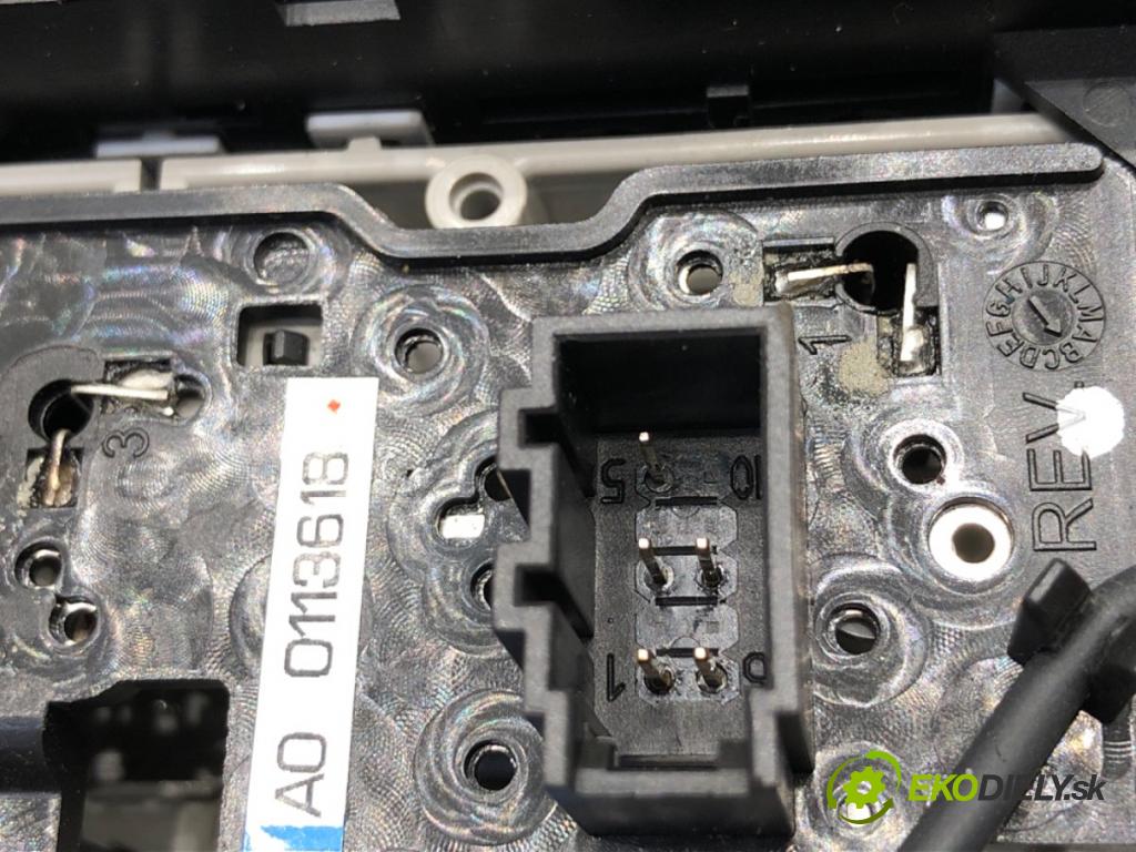 AUDI A6 C7 Kombi 2012 120 kW 2.0 TDI 1968 světlo stropní 4G0947135H