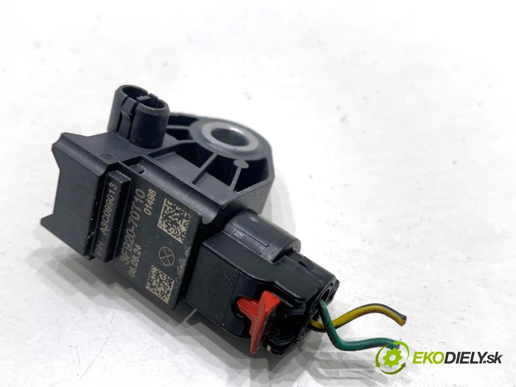 SUZUKI SWIFT VI liftback 2024 61 kW 1.2 VVT Hybrid (ZCEDS, AOL312) 1197 snímač nárazu 3F920-70TA0 (Snímač nárazu)