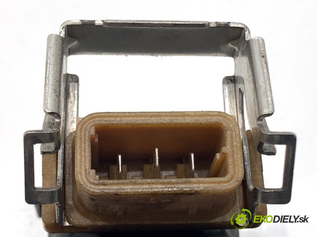 BMW E53 SUV 2001 170 kW 3.0 i 2979 Cievka zapaľovacia NGKU5005 (Zapaľovacia cievka)