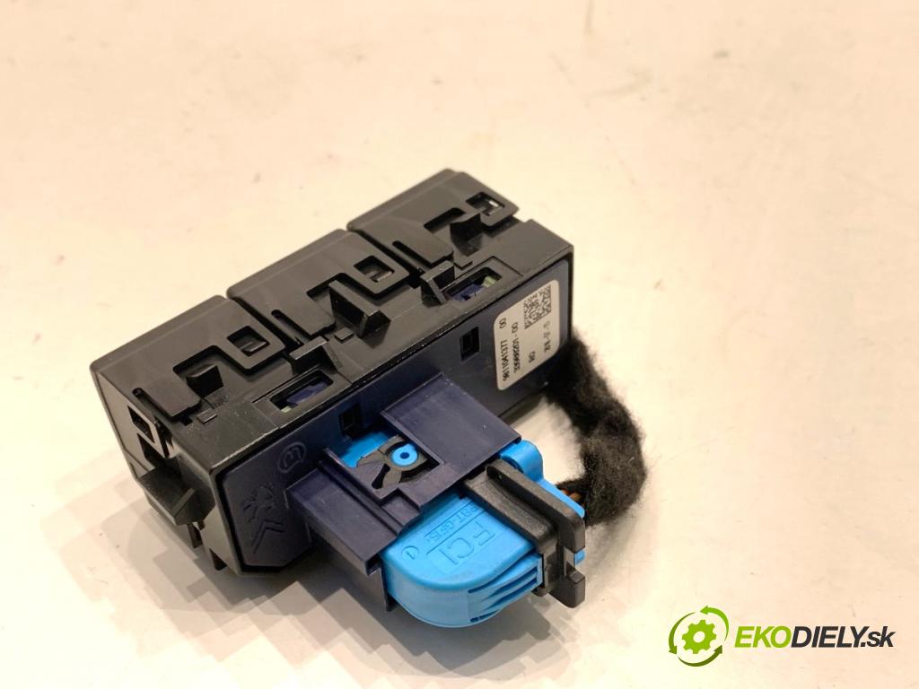 CITROEN BERLINGO II nadwozie wielkoprzestrzenne (MPV) 2016 73 kW 1.6 BlueHDi 100 1560 Panel ovládania radia 9811041377 (Prepínacie páčky pod volantom)