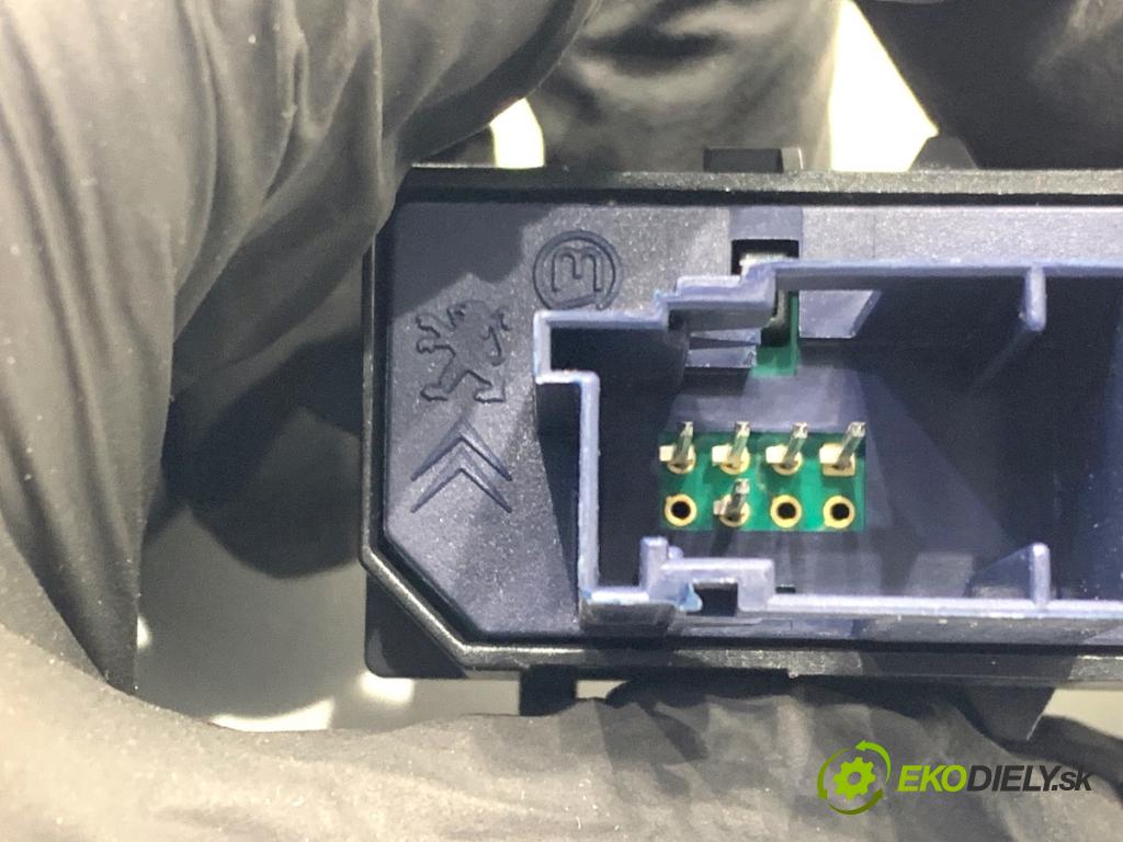 CITROEN BERLINGO II nadwozie wielkoprzestrzenne (MPV) 2016 73 kW 1.6 BlueHDi 100 1560 Panel ovládania radia 9811041377 (Prepínacie páčky pod volantom)