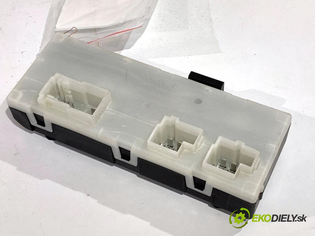 BMW F31 Kombi 2019 110 kW 318 d 1995 modul dveří 9491419