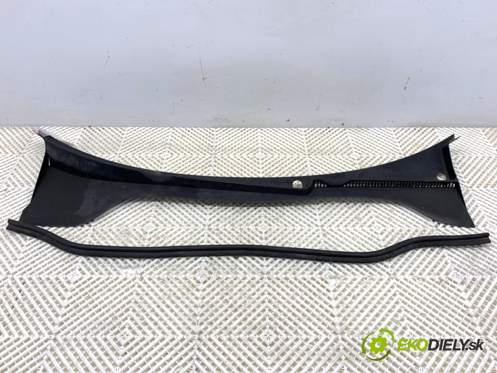 VW GOLF V Kombi 2008 77 kW 1.9 TDI 1896 torpédo plast pod čelní okno 1K5819415A (Plast pod čelním sklem)