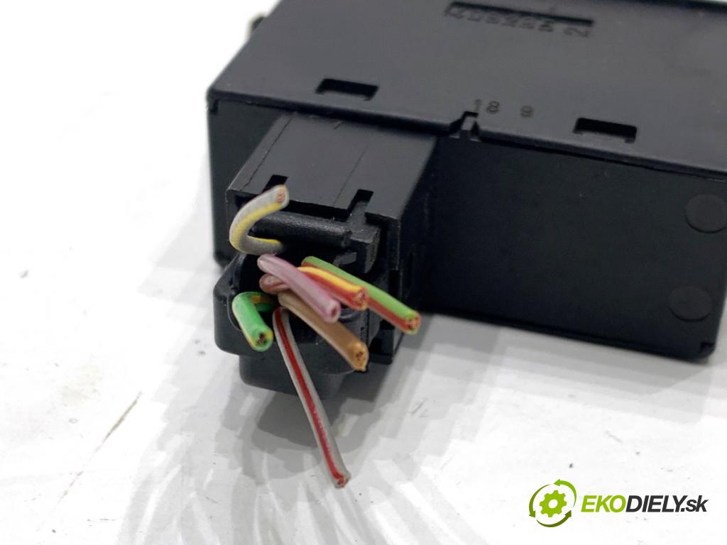 BMW E36 liftback 1999 77 kW 316 i 1895 přepínač spínač klimatizace 8371020