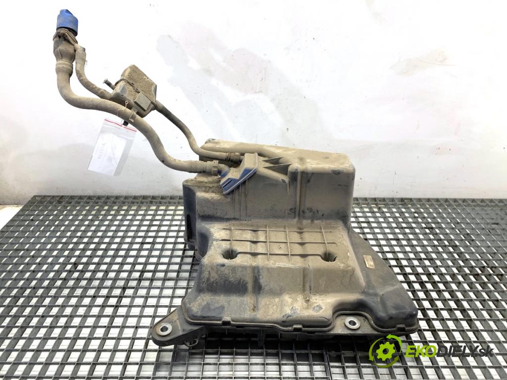 AUDI A4 B9 Kombi 2018 140 kW 2.0 TDI quattro 1968 nádržka SCR 8W0131878AM