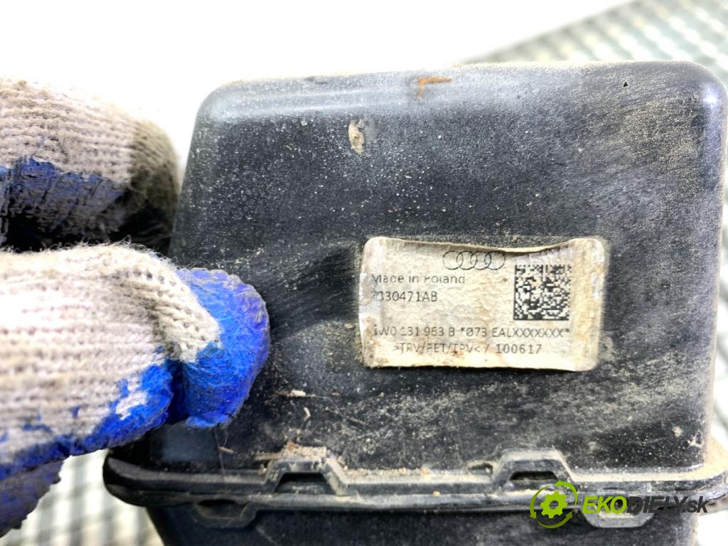 AUDI A4 B9 Kombi 2018 140 kW 2.0 TDI quattro 1968 nádržka SCR 8W0131878AM