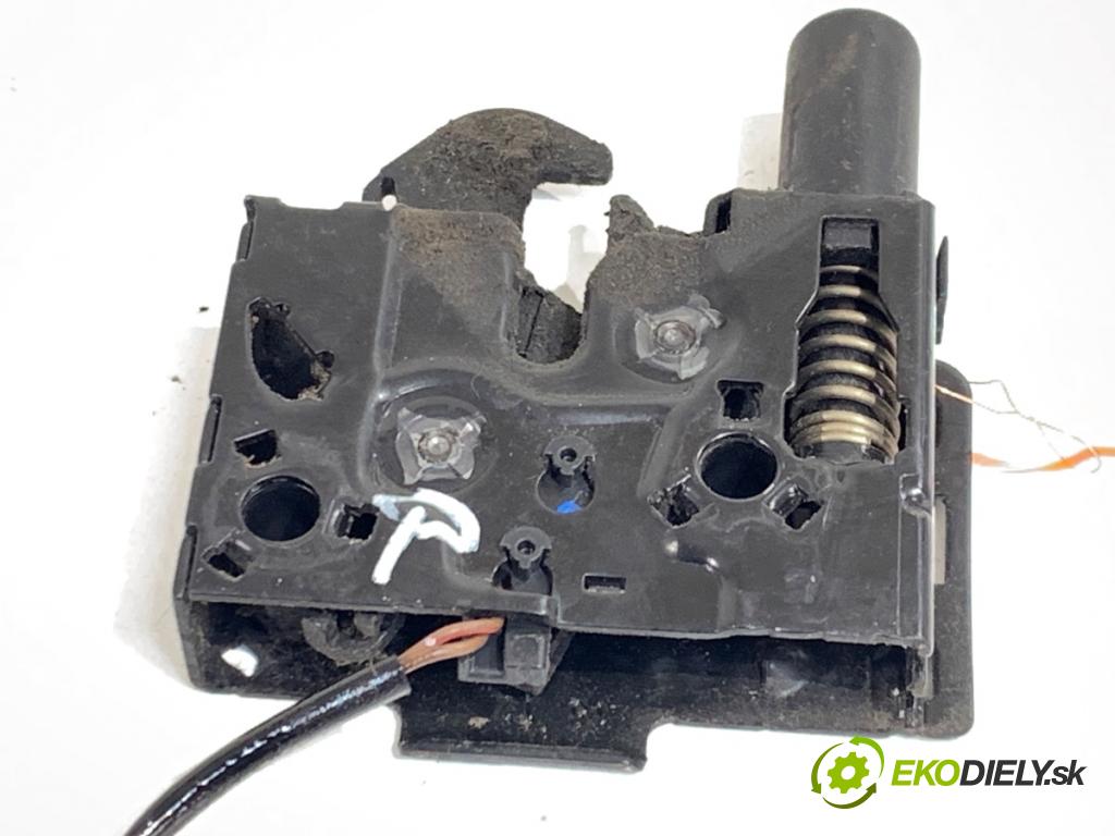 AUDI A4 B9 Kombi 2018 140 kW 2.0 TDI quattro 1968 zámok kapoty přední část pravý 8W0823509C