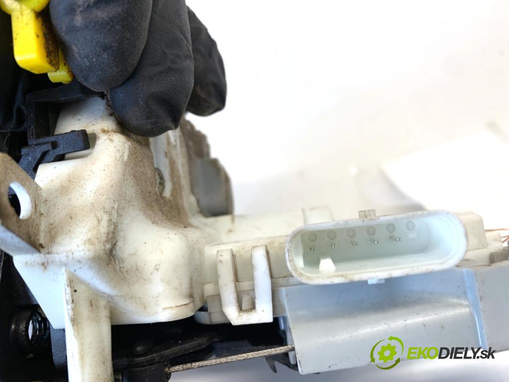 AUDI A4 B9 Kombi 2018 140 kW 2.0 TDI quattro 1968 zámok Dvere pravy zad 8X0839016E