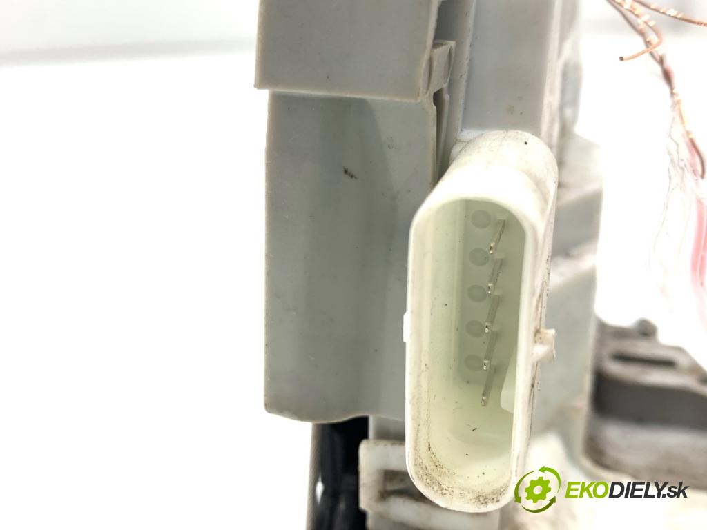 AUDI A4 B9 Kombi 2018 140 kW 2.0 TDI quattro 1968 zámok Dvere ľavy zad 8X0839015E