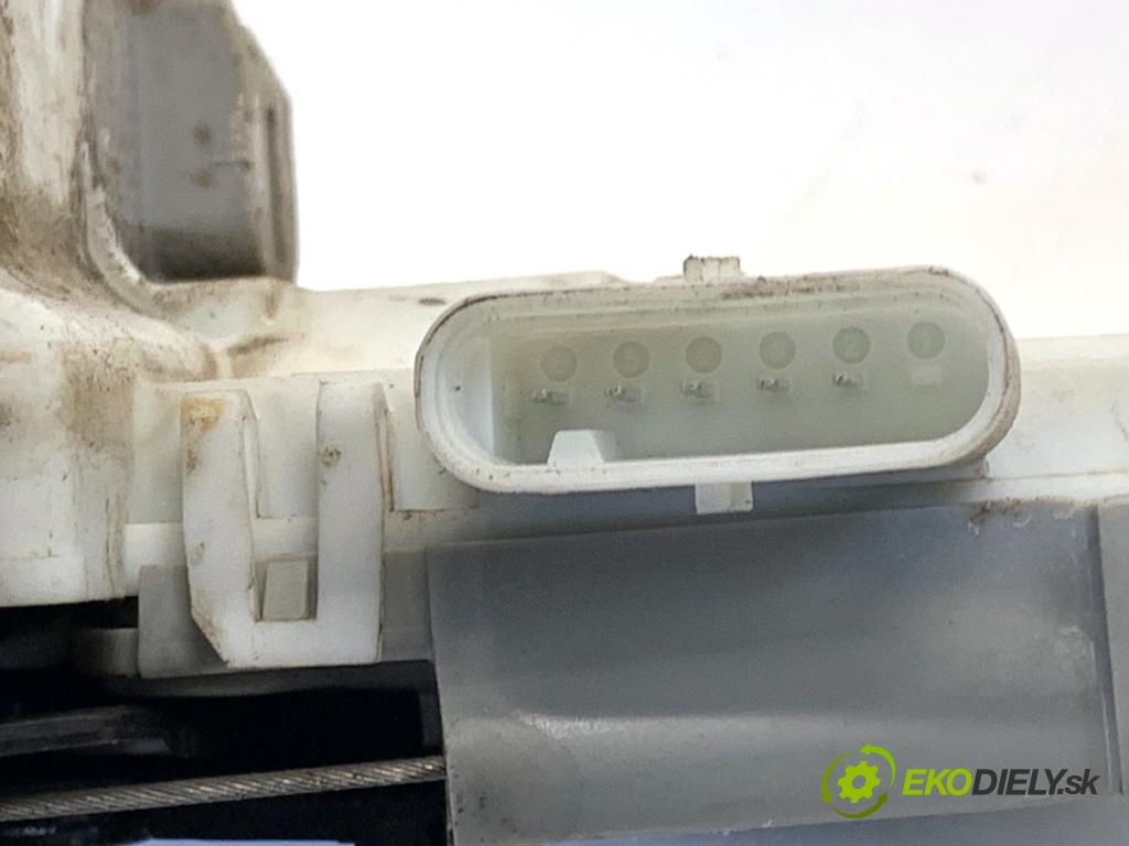 AUDI A4 B9 Kombi 2018 140 kW 2.0 TDI quattro 1968 zámok Dvere pravy predný 8X1837016C