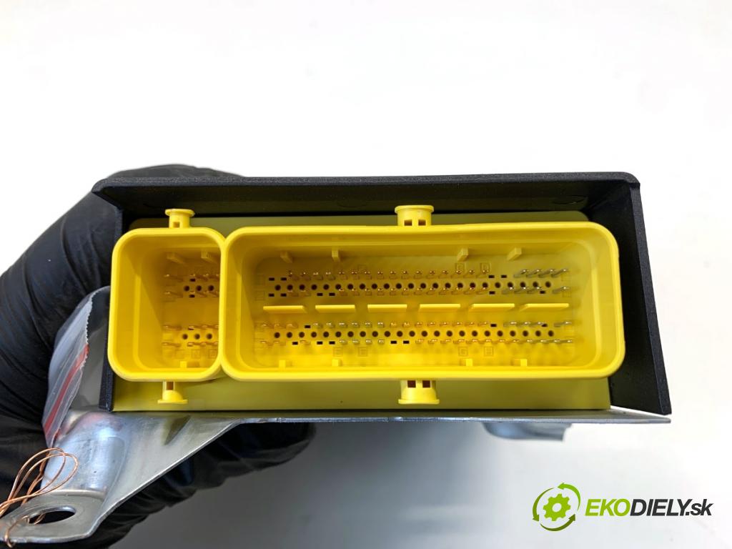 AUDI A4 B9 Kombi 2018 140 kW 2.0 TDI quattro 1968 senzor airbag 8W0959655F (Snímač)