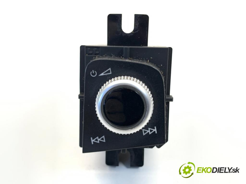 AUDI A4 B9 Kombi 2018 140 kW 2.0 TDI quattro 1968 Panel hlasitosti radia 8W1919616